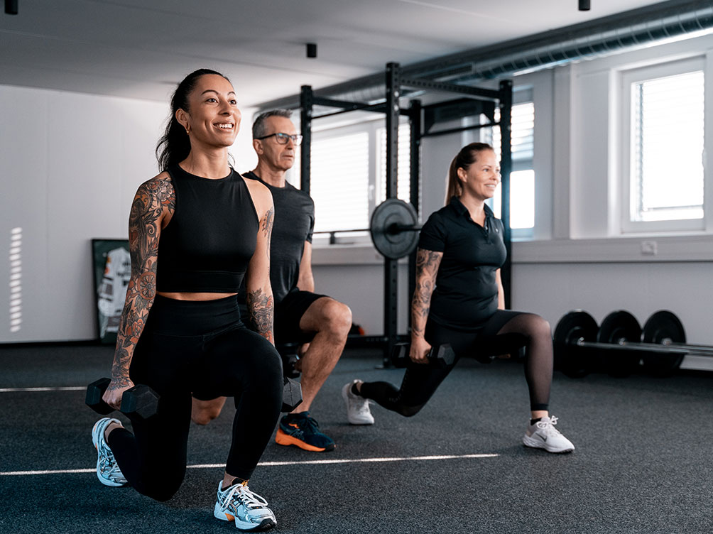 RAW Gym – Ausfallschritt mit Hanteln